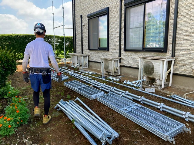 使用する足場を運ぶ足場スタッフ